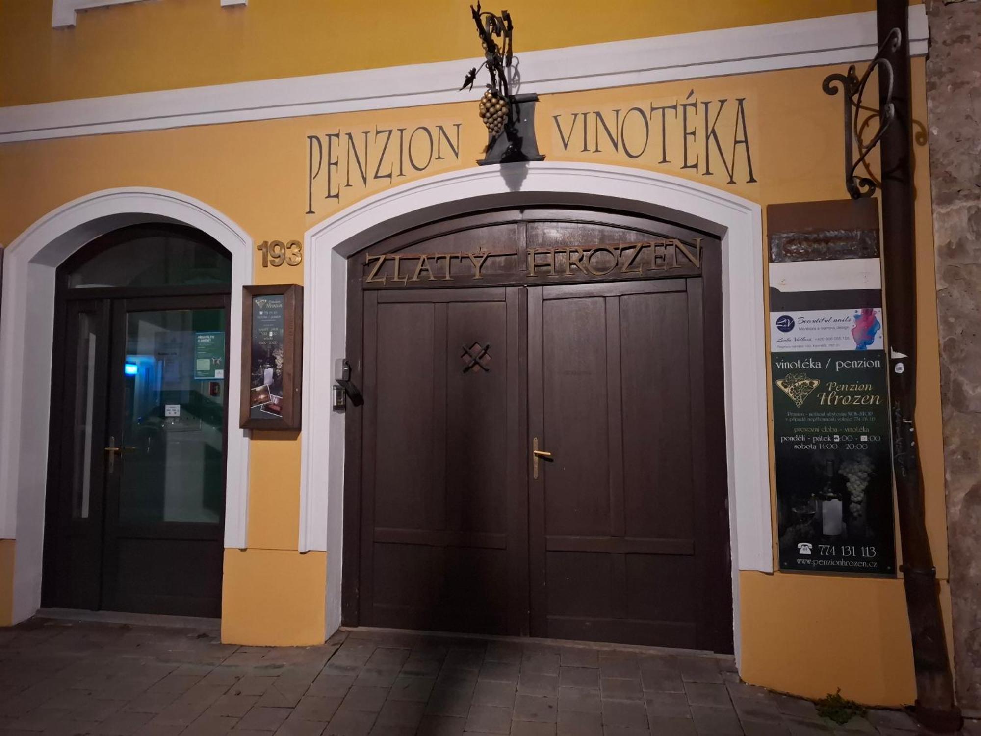 Penzion A Vinoteka Hrozen Kromeriz Exterior photo